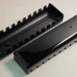 Coperchi per relè automobilistici in materiale simile all'ABS, realizzati mediante fusione sottovuoto e con finitura nera lucida verniciata.