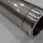 Primo piano di componenti in inconel lavorati a macchina