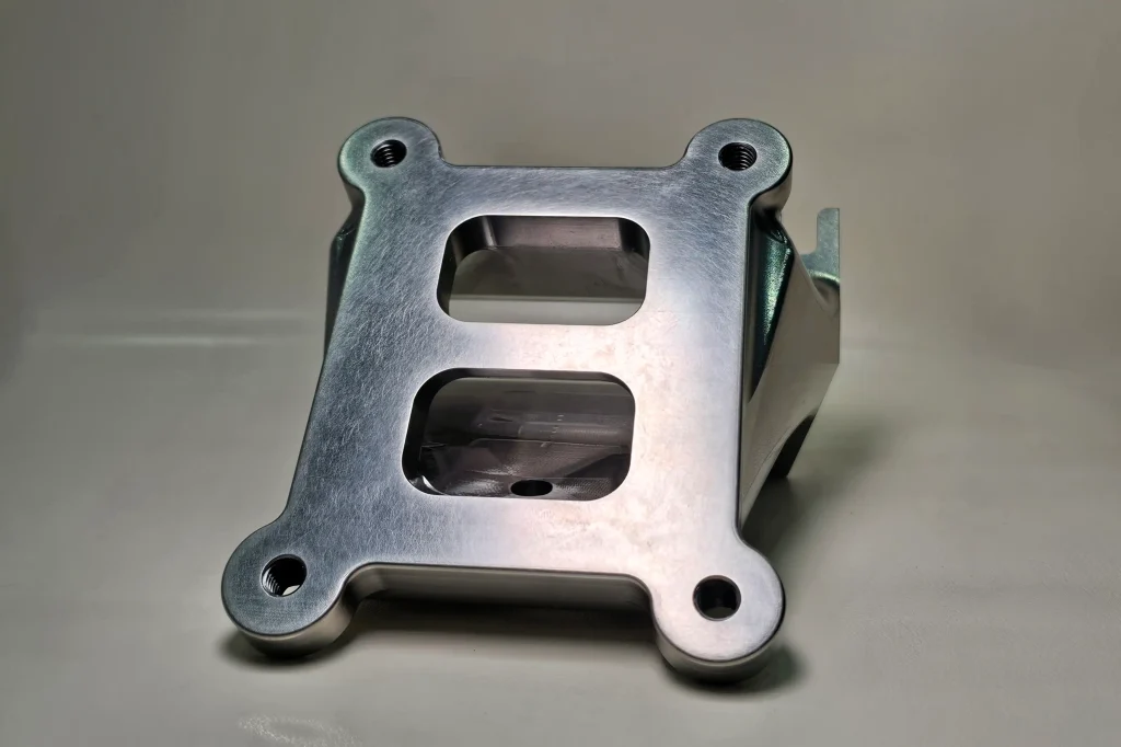Composant en aluminium usiné CNC avec des cavités et des trous de fixation filetés